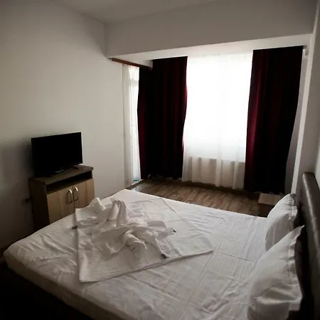 Tony Apart Mamaia