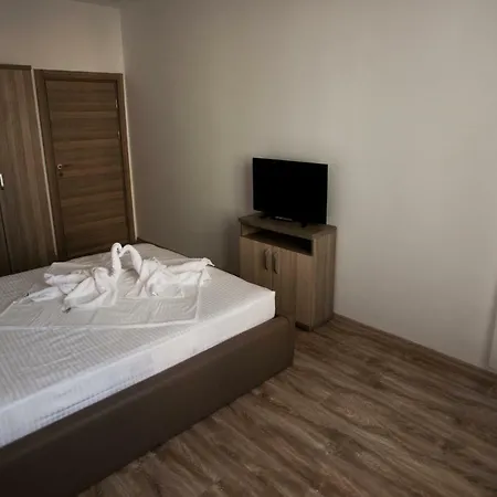 Tony Apart Mamaia