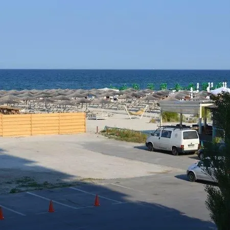 Tony Apart * Mamaia